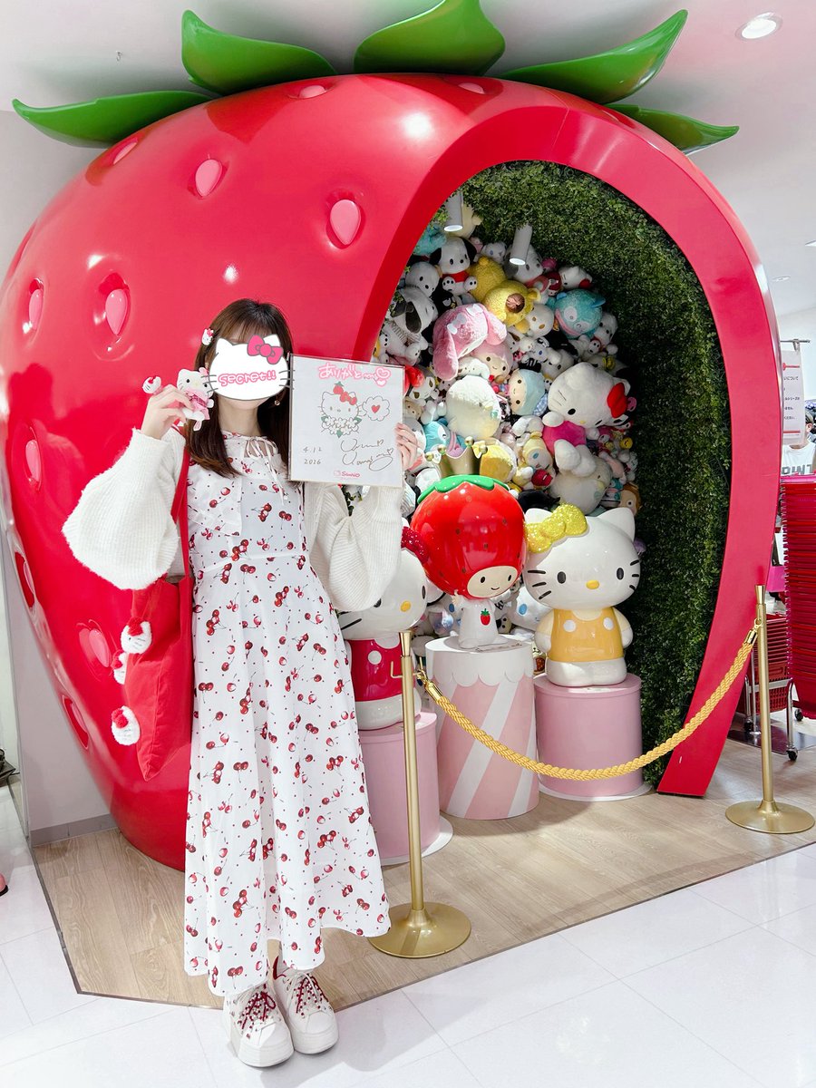 lpmh00's tweet photo. いちごメイト限定のサイン会に当選しました😭🍓✨ありがとうございます😭
ゆうこお姉さんのキティさんで育ったおたくなので、念願叶ってサインをいただけてよかったです🙏実は初めてのサインでした！
目の前で可愛いキティさんが作られて行くのをまじまじとみさせていただきました👀大切にします❣️ https://t.co/qCYI1glkax