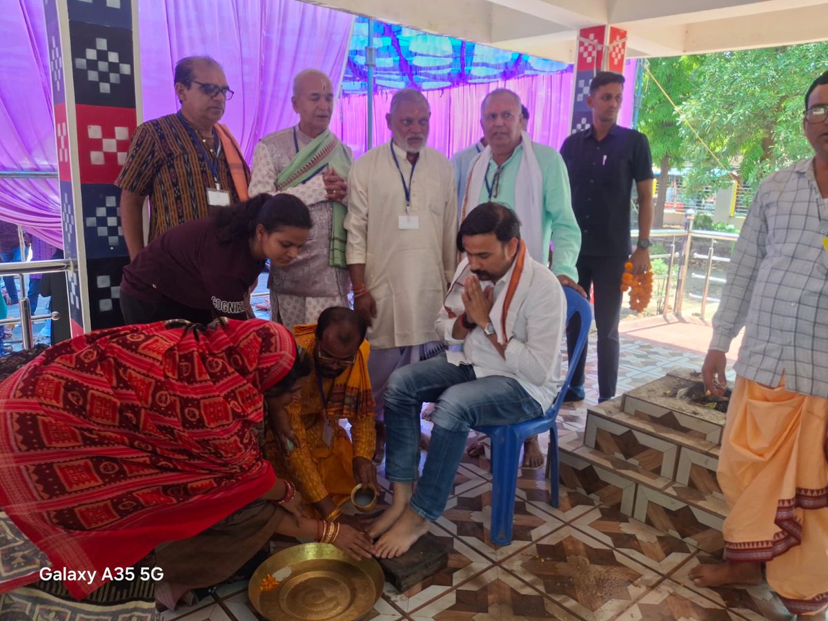irasisacharya's tweet photo. ମୋର ବିଧାନସଭା ଅନ୍ତର୍ଗତ ଅମ୍ବାଭୋନାରେ ସ୍ଥିତ ବାବା କେଦାରନାଥ ମନ୍ଦିରରେ ହେଉଥିବା ପଞ୍ଚମ ସାମୁହିକ ବ୍ରତୋପନୟନରେ ଯୋଗଦେବା ଅବସରରେ.........

#ambabhona 
#kedarnathtemple 
#threadceremony 
#AmbabhonaBlock 
#BhatliConstituency https://t.co/vhBnmR2FPt