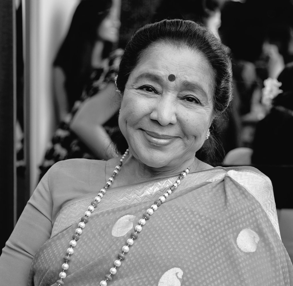 मशहूर गायिका आदरणीय श्रीमती आशा भोंसले जी के निधन का समाचार अत्यंत हृदयविदारक और स्तब्ध कर देने वाला है। उनकी मधुर और जीवंत आवाज़ ने पीढ़ियों को जोड़ने का कार्य किया और भारतीय संगीत को नई ऊँचाइयों तक पहुँचाया।
आशा जी केवल एक गायिका नहीं थीं, वे संगीत की एक युगधारा थीं, जिनकी हर