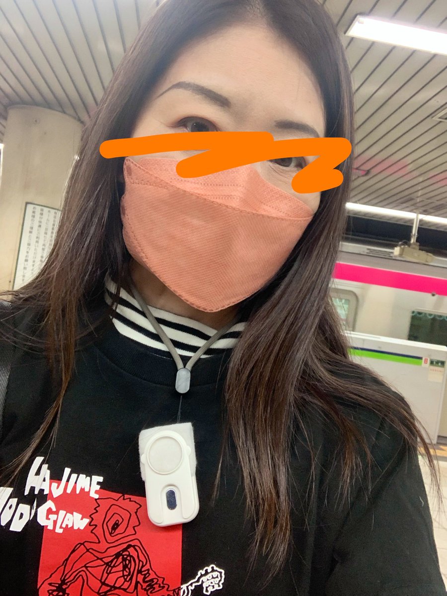 sinosino1969's tweet photo. 新色😷着けてみた。うん、色なじみはオバチャーンにもいい感じ...実際には、もうちょい濃いめのくすんだサーモンピンクってとこかな。
電車は今のところガラガラで、窓4ヶ所開けれました! #電車CO2 は600ppm。
それにしても優先席の窓が開かないのはどうなの...
#立体カラーマスク #SN94 #4層構造 https://t.co/PjzubGcwZe