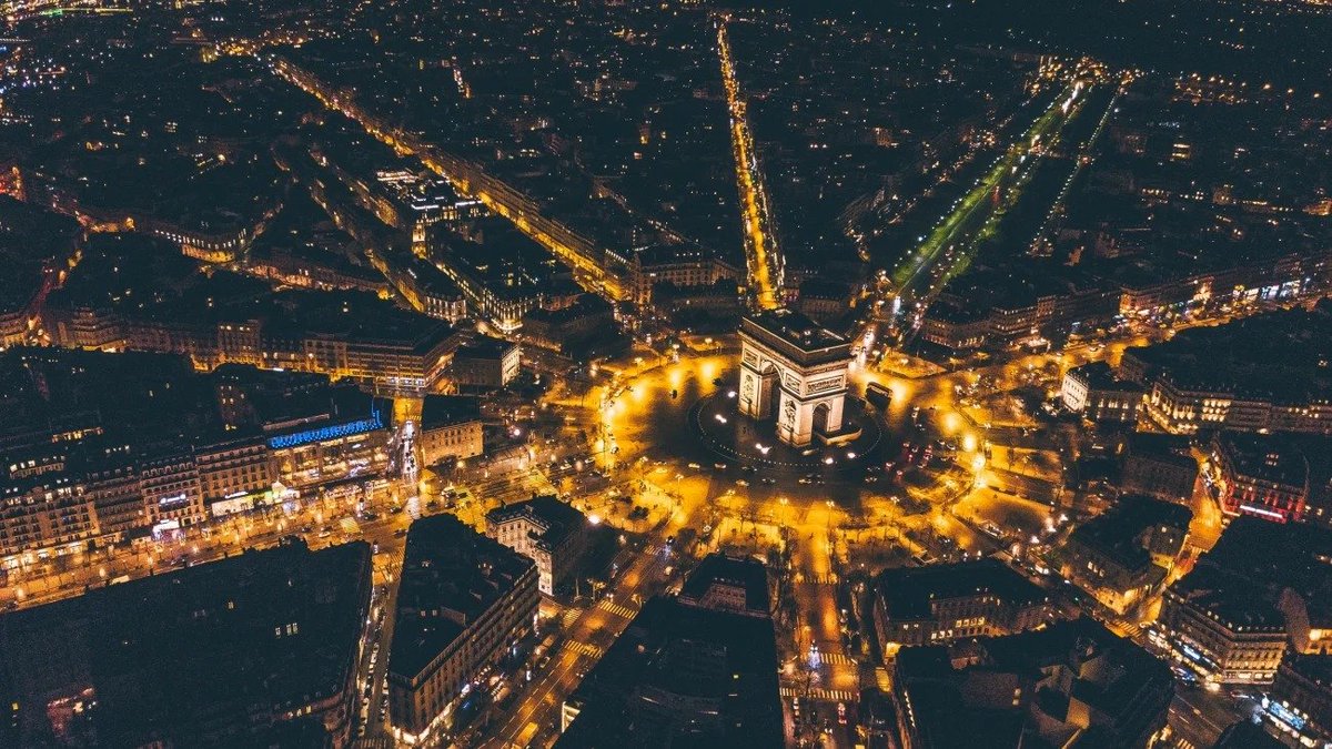 Nasir_dar101's tweet image. These are the three............
MOST BEAUTIFUL CAPITAL CITIES OF THE WORLD.
you know which cities are these 3? 
#BEAUTIFULCAPITALCITES #CITIES #capitals