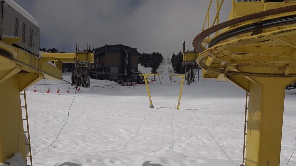 haber3com's tweet image. Türkiye'nin ilk kayak merkezi Uludağ'da kar kalınlığı nisan ayında 145 santimetreye ulaştı. Sezon başında kar bekleyen işletmeciler, şimdi ise kar olmasına rağmen müşteri bulamıyor. 17 otelden sadece 5'inin açık olduğu… haber3.com/foto-galeri/ha… #Uludağ #kayak #kar #kış #Türkiye