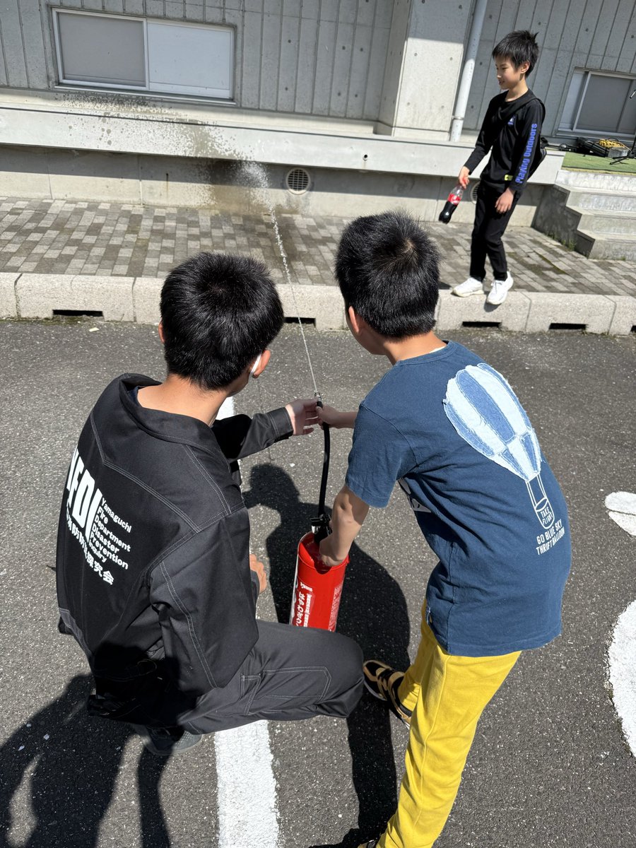 charpolisci's tweet photo. 4/12(日)
#菜の花フェスティバル @ #岩国西中学校

私が所属する #山口消防防災探究会 でブースを出し、 #防災 グッズの展示、#地震 の揺れ体験、消火器体験、地震での挟まれ救助体験を行いました。

今年は天気も良く、去年以上の人出。
各ブースで買い物やおしゃべりを楽しみました。 https://t.co/ra8yzp3gtz