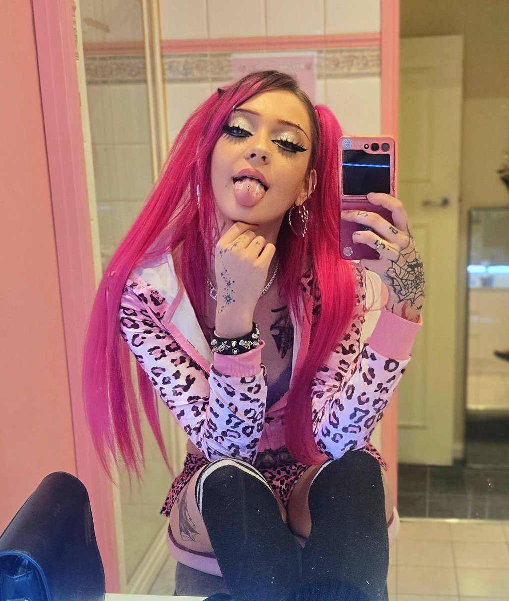 clukisskill333's tweet photo. Do I look better in pink or black?
Dm me to find out where I work 🔥💦

#nsfw #tattooed #altgirl #dmme #18+ https://t.co/20IaWrftU5