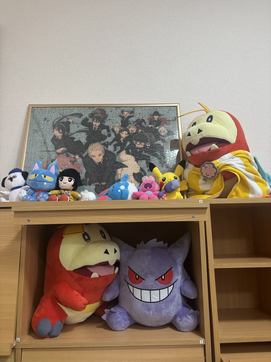 Hoge_ta_every's tweet photo. 新しい本棚が届いて勝手に中に入ってしまうホゲータ君とゲンちゃん

マリルリ��ゲンガーとカヌチャンがしれっと増えてます笑

#ポケモン #ホゲータ #ホゲータ君の日常
#ポケモン好きさんと繋がりたい
#ポケモンSV 
#ポケモンと生活 https://t.co/UoeoGvVoq1