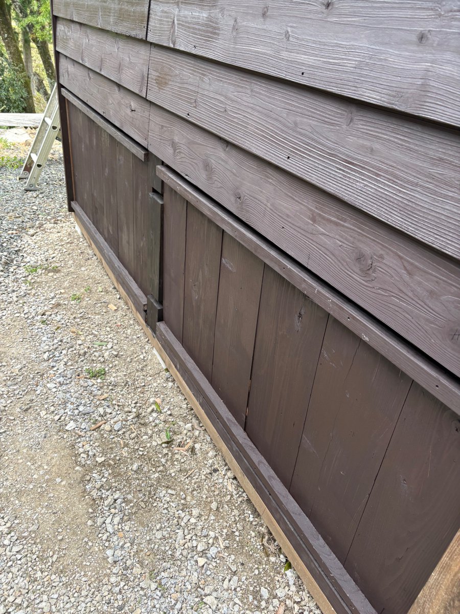 あれよあれよという間に小屋がほぼ出来上がってる。細かいところがかわいいのは師匠のセンス。4枚目は、床下の骨組みを見てわたくしから収納にしたいとリクエストした部分。「柱に溝つけてもうたがな」と言いつつ、綺麗に使い勝手よさそうな収納スペースにしてくれた！🙏