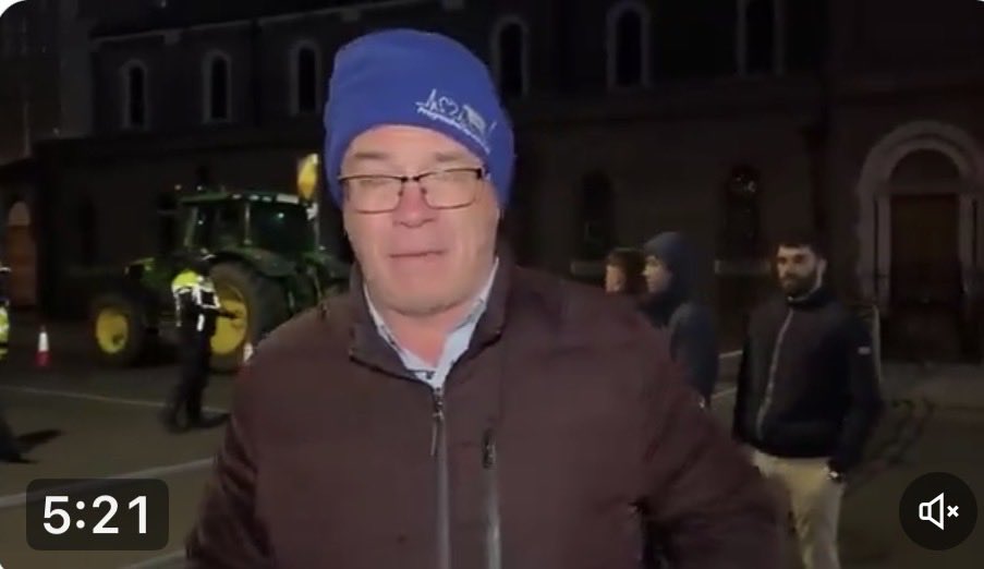 cheeseknifeabu's tweet image. The great leaders of the illegal blockades went on the piss last night, spending money donated to them by a gullible Irish public🤦‍♂️🤦‍♂️🤦‍♂️Seizing their opportunity, Govt security forces secured our national thoroughfare..👏👏 #fuelprotest