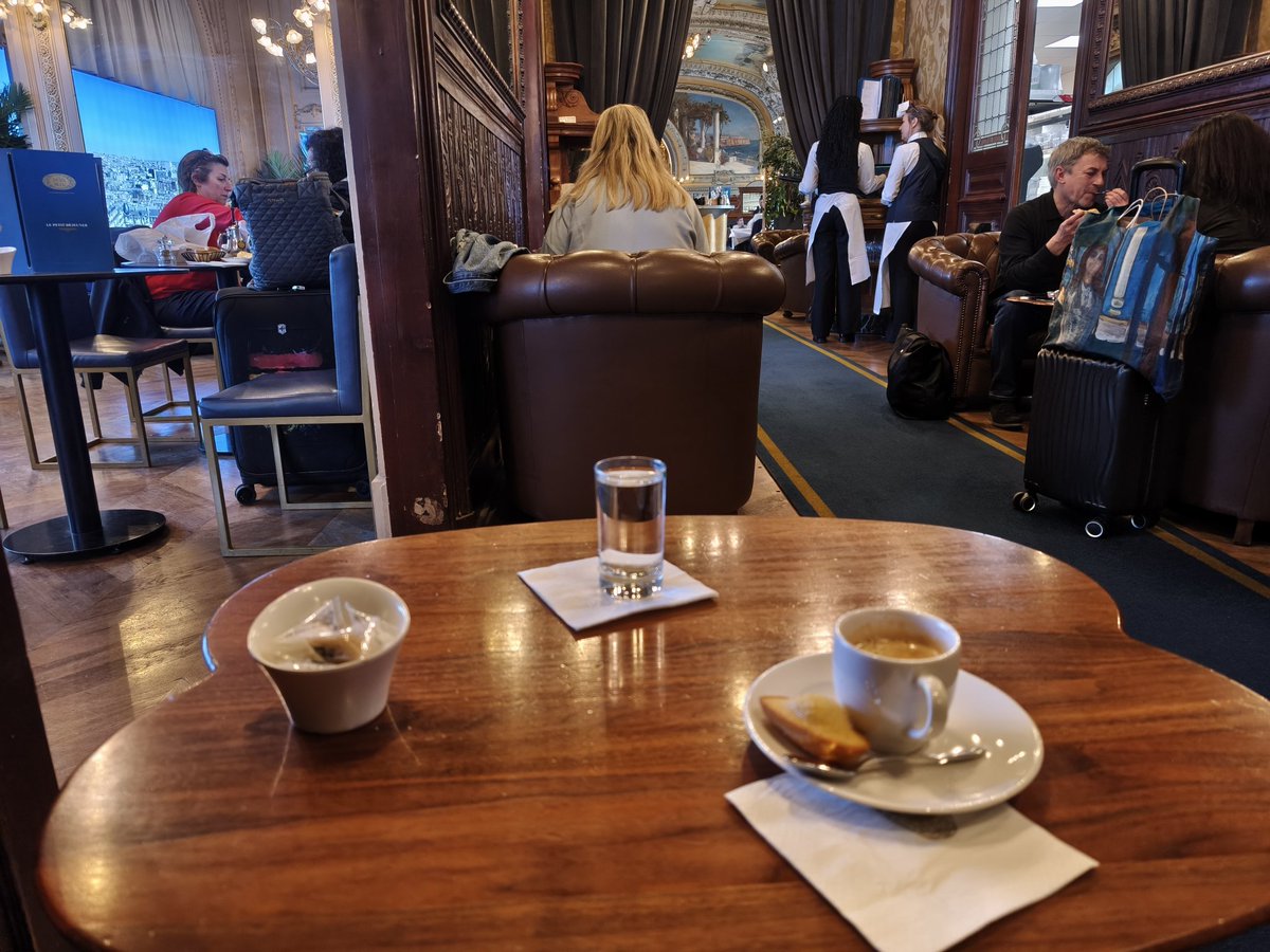 MouMou_Guichard's tweet photo. Une petite madeleine de Proust avant mon départ pour facholand 😥 #TrainBleu https://t.co/9VpR1ucd1I