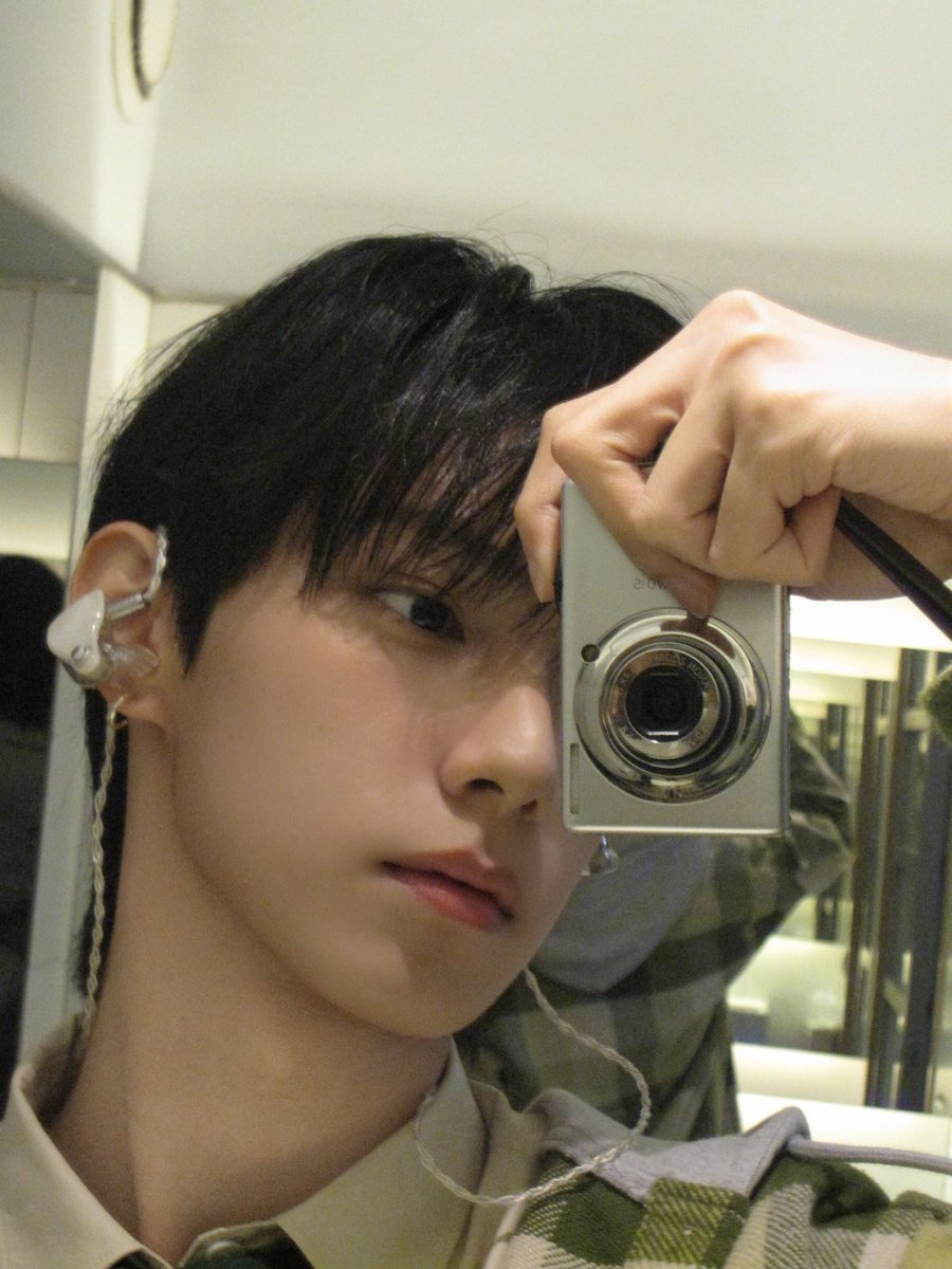 cheiuliyu's tweet photo. What if our souls are cosmically intwined? What if I find you again, in every lifetime? https://t.co/H9SzTTtsjl