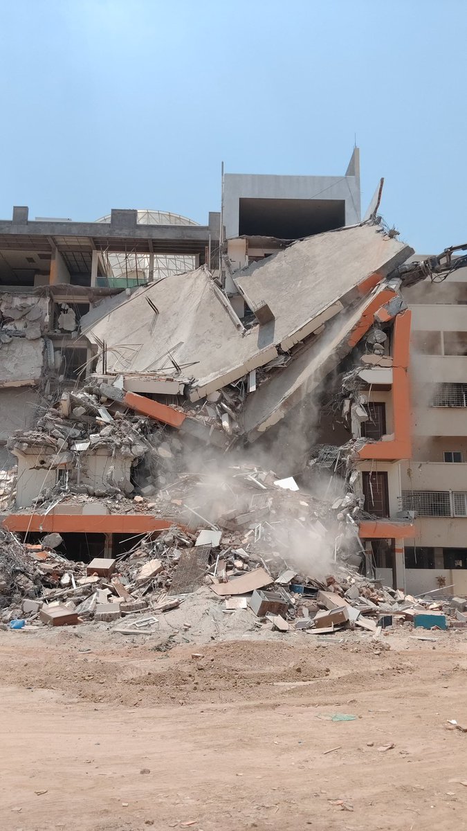 jsuryareddy's tweet image. HYDRAA's Massive Encroachment Removal Drive, continues on Sunday at  #Ilapur village, in #Ameenpur mandal of #Sangareddy dist.

#HYDRAA clears #Encroachments by #Demolished the 6-storey building, illegally built by #Mukheem's brother.

HYDRAA fencing the 861 acres of Govt Lands,