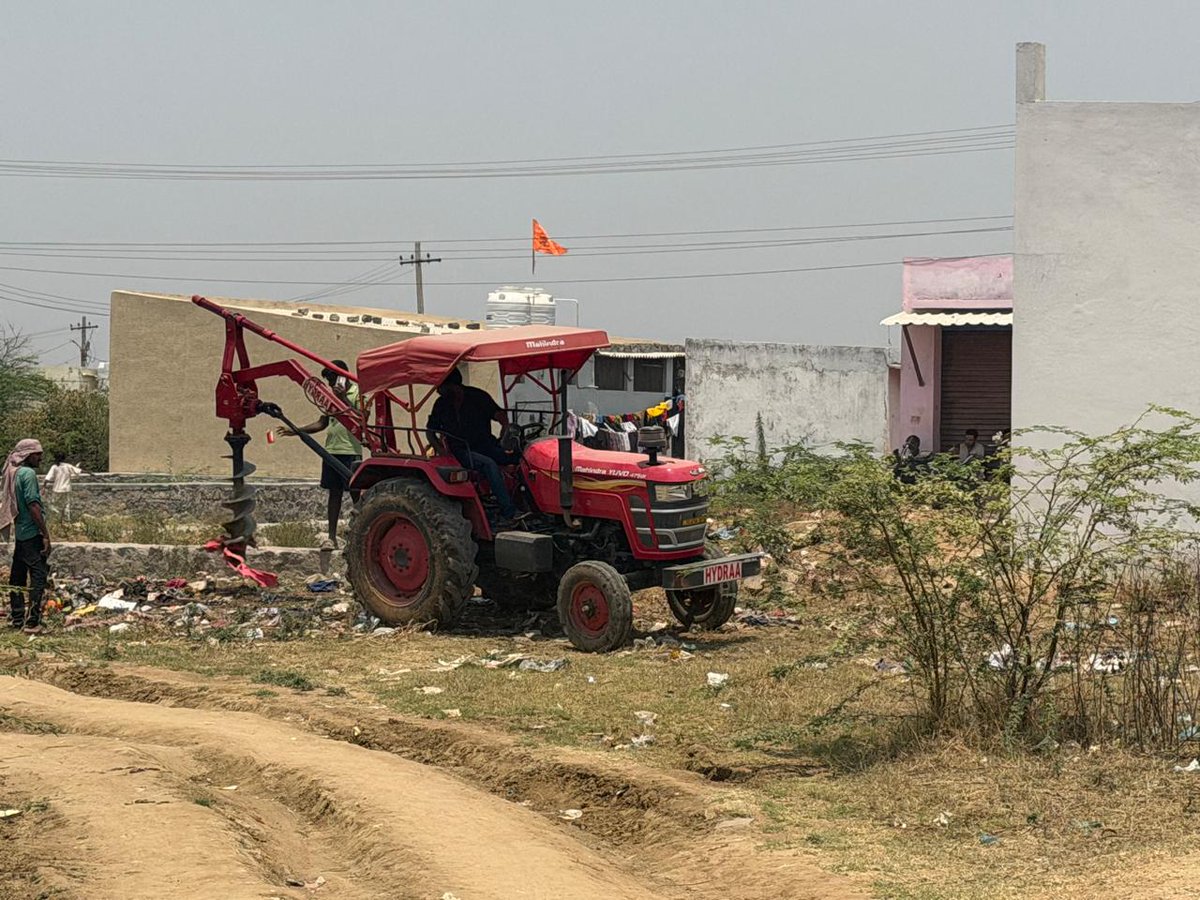 jsuryareddy's tweet image. HYDRAA's Massive Encroachment Removal Drive, continues on Sunday at  #Ilapur village, in #Ameenpur mandal of #Sangareddy dist.

#HYDRAA clears #Encroachments by #Demolished the 6-storey building, illegally built by #Mukheem's brother.

HYDRAA fencing the 861 acres of Govt Lands,