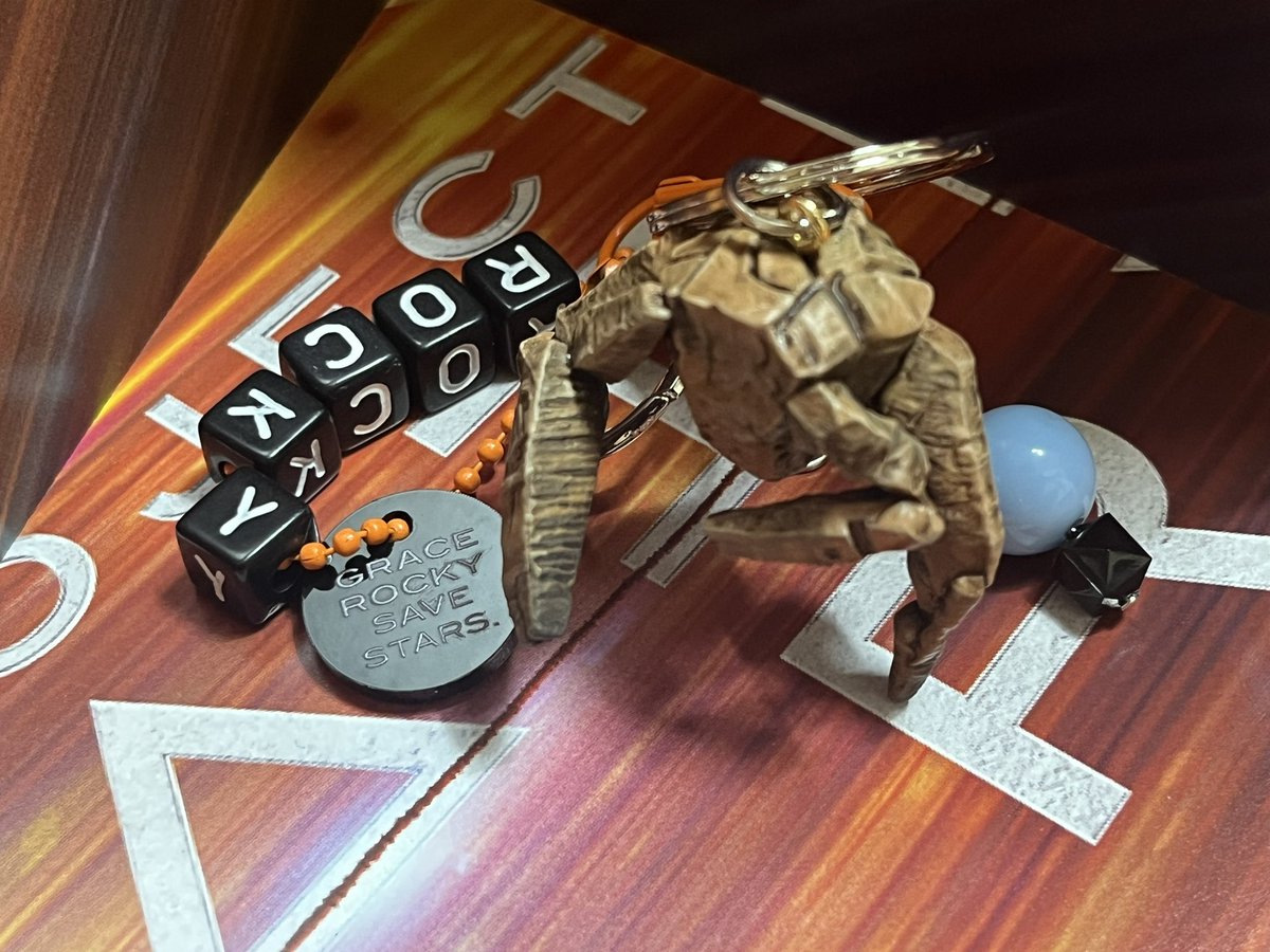 집에 있는 프로젝트 헤일메리 굿즈 총동원해서 사진찍기
그레이스 줄 잡고 있는 로키 키링 🙄
로키 팔 나중에 문대면서 인사하는 부분이 자꾸 생각나서 저 팔 디테일이 너무 좋다