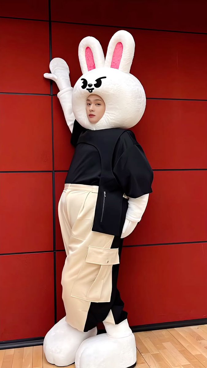 Этот пасхальный кролик принесет вам удачу, если вы поставите лайк, сделаете ретвит и хлопните в ладоши 3 раза, а в конце скажите "Скррр"