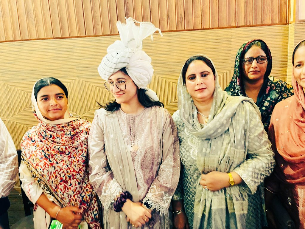 ChTazeemGujjar3's tweet image. The people of Kalakote warmly welcomed Dr. Kohe Safa IAS to Muradpur, Rajouri, with a garland ceremony and congratulated her on her remarkable success.  #SharePost #follower #friends #advocate #peace