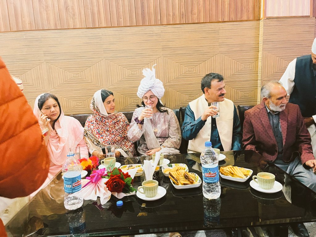 ChTazeemGujjar3's tweet image. The people of Kalakote warmly welcomed Dr. Kohe Safa IAS to Muradpur, Rajouri, with a garland ceremony and congratulated her on her remarkable success.  #SharePost #follower #friends #advocate #peace