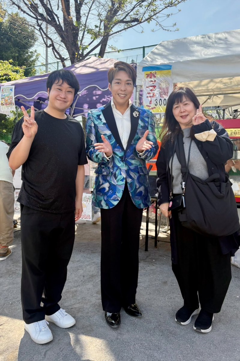 ssswimmer's tweet photo. 本日は奥浅草の石浜公園で審査無しのカラオケ大会と逢川まさきさんと東京沖縄三線教室のショーがありました。
私は風邪の病み上がりで不調でしたが、フルコーラス歌わせていただけるステージはあまりないので心を込めて歌わせていただきました。
逢川さんも知らなかったという演出で、作詞家の伊藤美和先生が突然いらっしゃったので出演終わりに３人で写真を撮らせていただきました。
伊藤美和先生は逢川さんの楽曲やレイちゃんの新曲、原田波人さんの楽曲などの作詞をされている先生です。

✨✨宣伝です✨✨
5月3日の戸塚フミ2さんでなかなか集まれない3Tボーイズの貴重な幸せコンサートです。
お弁当と2ドリンクが付いて4000円です。最初の2時間はお客様が歌える時間もございます。
ぜひお問合せの上、席のご予約をお願い致します。
