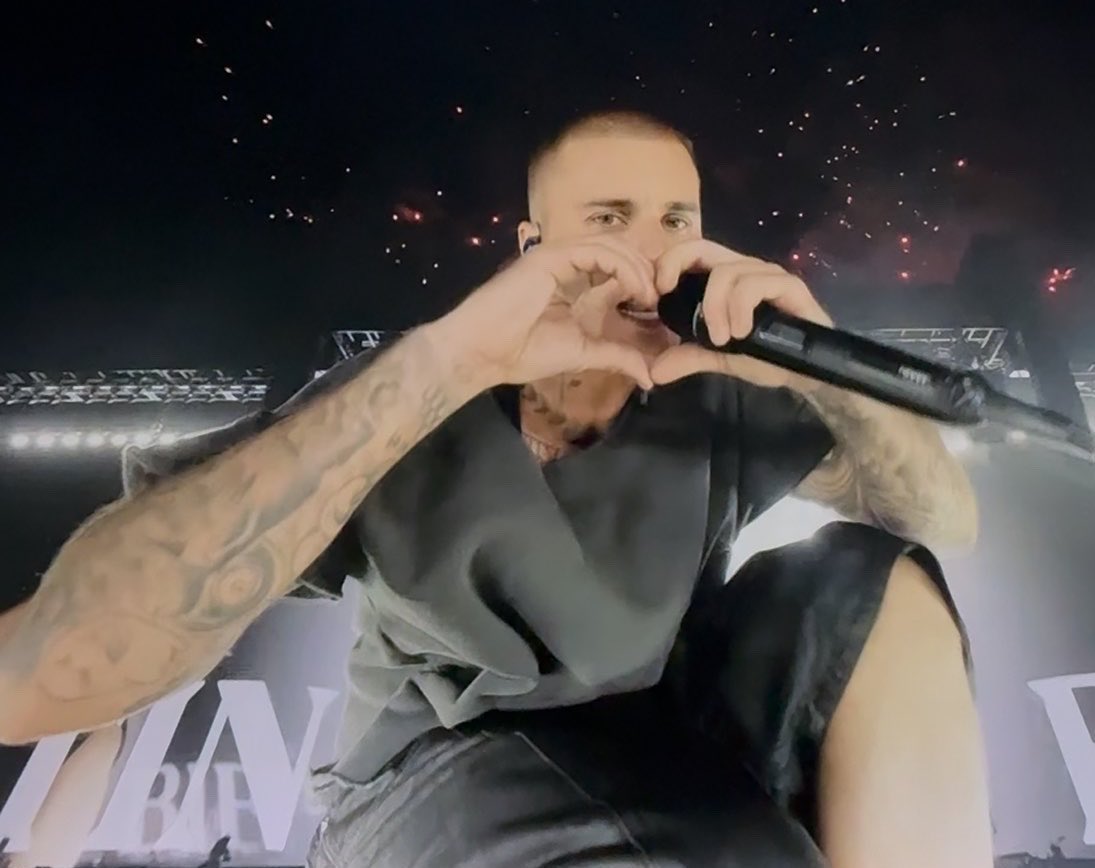 flyonbieber's tweet photo. justin bieber has my heart forever 🫶🏻 https://t.co/jwh04jlXYd