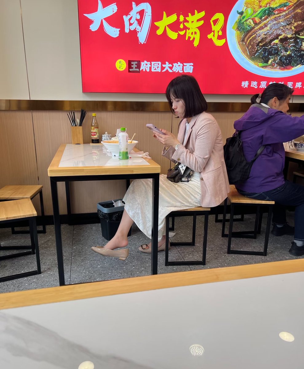 WMYTLY's tweet photo. 中午来面馆吃碗面，坐对面这姐姐面端上来就开始挑挑挑，左边挑完右边挑，整得我面都没办法好好吃，真想过去一脚把她的鞋踹飞。 https://t.co/1Q4jJAPZ8K