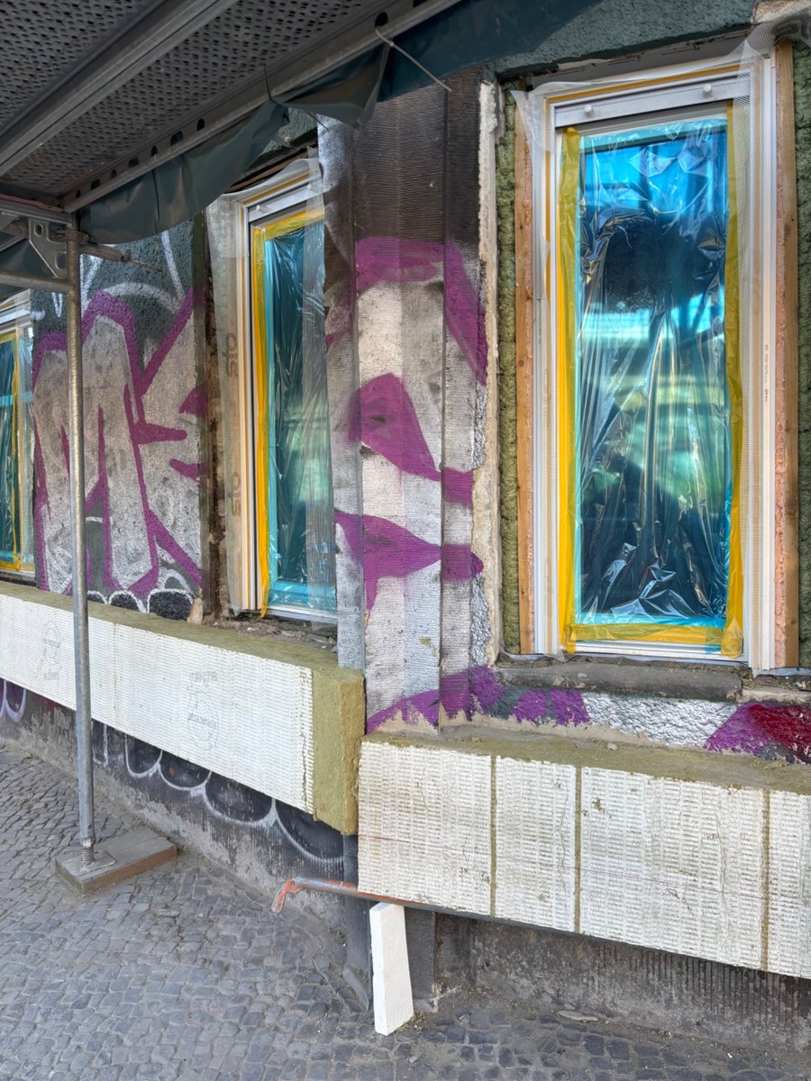 berthoppe's tweet photo. An diesem Bau in #Berlin-Wedding verschwindet die schöne Art-Deco-Fassade hinter dicker Wärmedämmung. Werfen wir einen Blick auf die Details. Die Qualität der Gestaltung mag den meisten nicht aufgefallen sein, das Haus war mit Graffiti beschmiert, an den Fensterrahmen blätterte
1 https://t.co/DbDfiwWvic