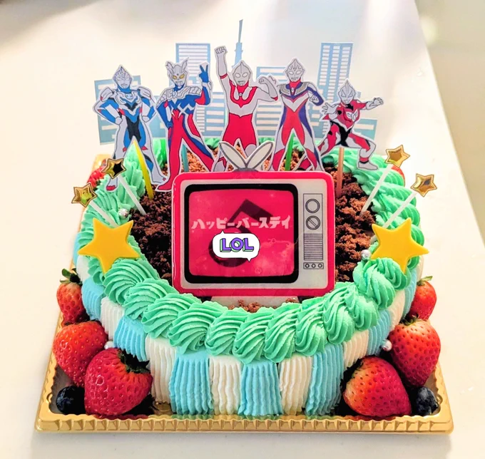 子供の誕生日ケーキ ウルトラマンのケーキトッパーが見当たらなかったので、自分で描いた こちらも喜んでくれてよかった