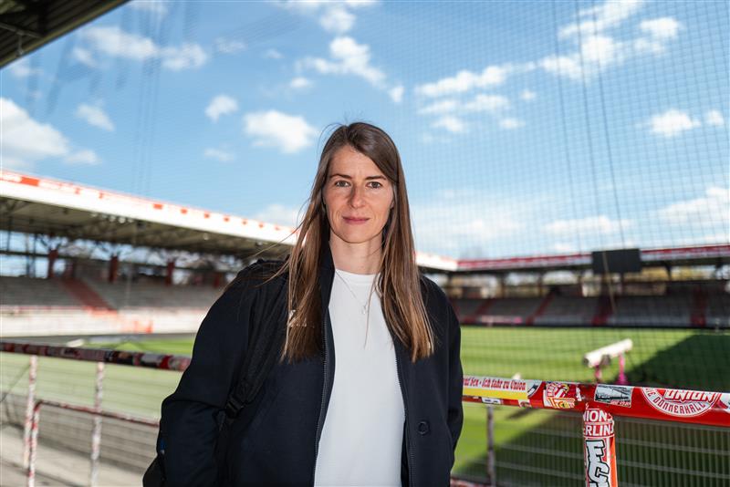 👀👉 Marie-Louise Eta se hace cargo del banquillo del Union Berlín hasta final de temporada, tras la destitución de Steffen Baumgart, al perder por 3-1 ante el FC Heidenheim

🔝✅ La ex futbolista alemana se convierte en la primera mujer que coge las riendas de un equipo