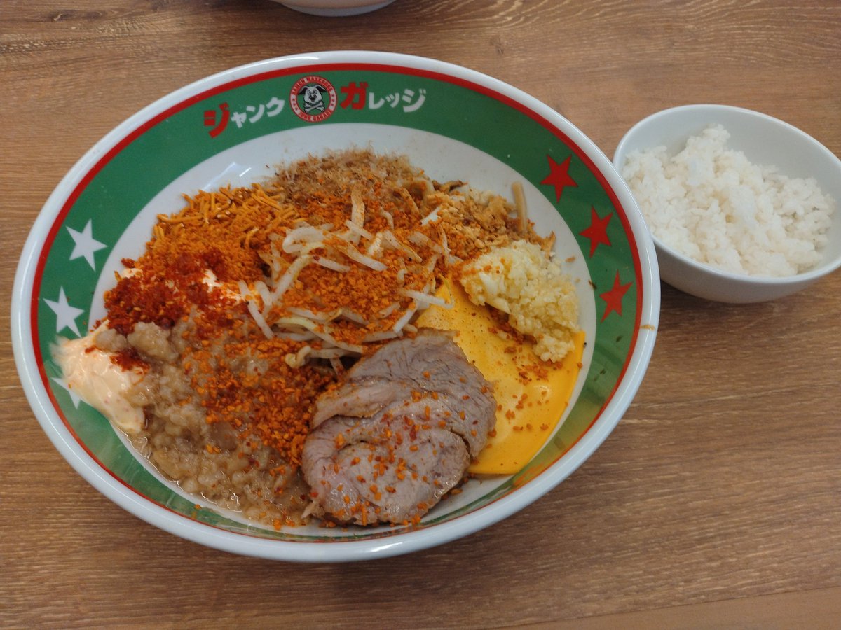 surusuru823's tweet photo. ジャンクガレッジ加須店
マジカル混ぜそば
ニンニク、アブラ、エビマヨ、辛味トリプル増し、チーズ、ベビースター増し。
今日で帰る長男が気を使って連れて行ってくれました。
ジャンクな美味さが半端なく激旨。
〆のライスはニンニクとマヨが効いてとろける美味さに昇天。 https://t.co/z7Elwr3tZK