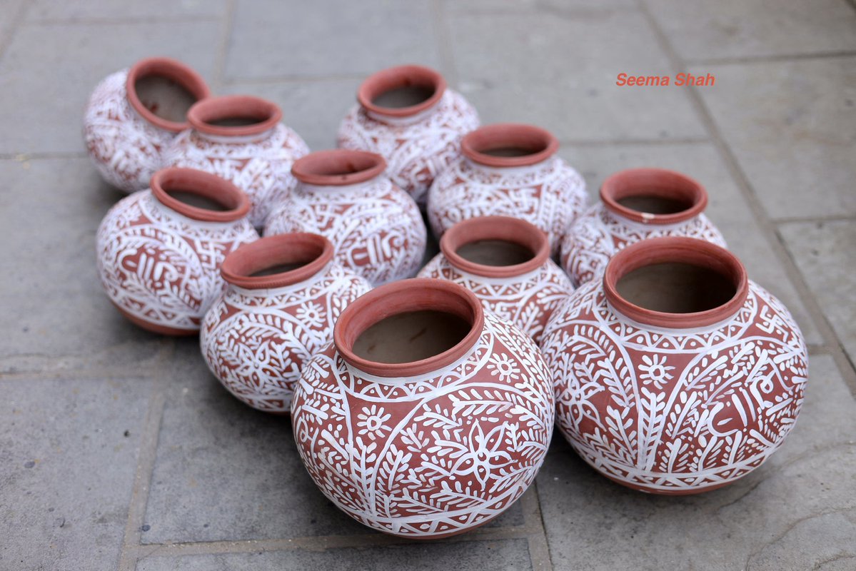 SeemaSh46712468's tweet image. गणेशायमटकी ,माहे मटकी और गोतरडी ये शब्द विख्यात हैं जब घर में लग्न का शुभ अवसर हो तब सुबह में  5-7 -11 मटकी घरमें कुंभार के घर से लाई जाती है..! ये #ritual #Gujarat में है..! आपके वहाँ..!? 
#Sऊवाच😍
#Sclick
#theme_pic_India_clayart 
#incredibleIndia 
#Dekhomeradesh