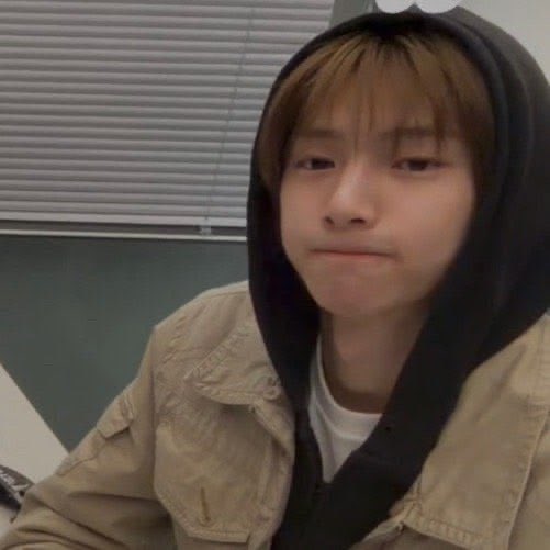 vievie is RED tweet media