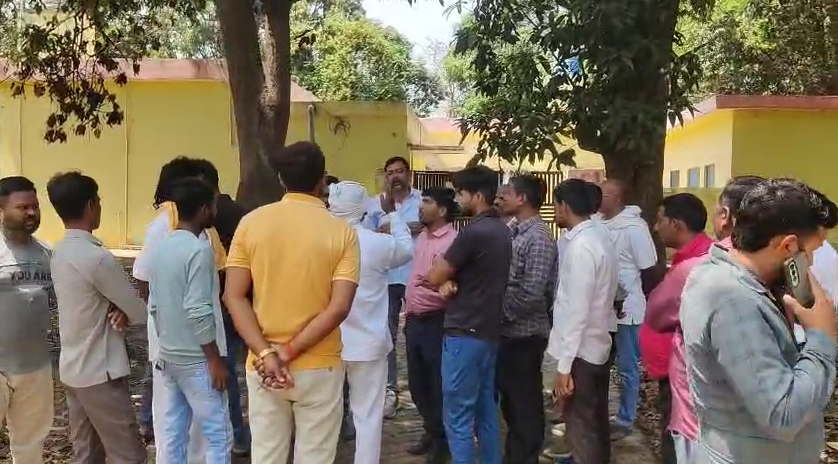 bstvlive's tweet photo. गोंडा : 14 गांवों में ‘ब्लैक आउट’
➡52 घंटे से 14 गांवों में बिजली गुल
➡ब्लैकआउट के विरोध में लोगों का प्रदर्शन
➡पावर हाउस, चीफ कंट्रोल रूम का किया घेराव
➡अघोषित संकट से 50 हजार आबादी परेशान
➡गोंडा के नॉर्थ फीडर का पूरा मामला
#Gonda  @UPPCLLKO https://t.co/pq1kTpMfZl