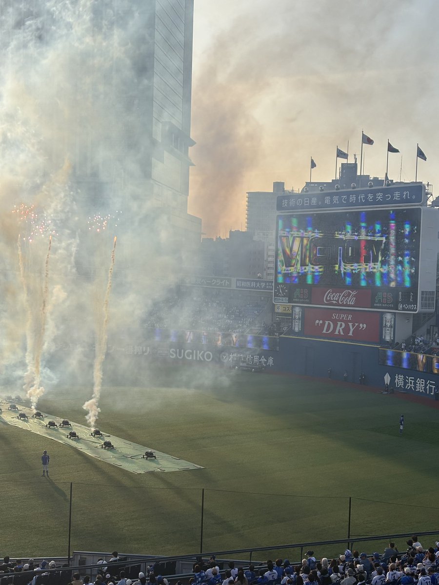 TAKA_325Be's tweet photo. 本日開幕戦推しのホームランで勝ち越しての勝利！！
内野C席で絶叫しすぎて酸欠で死にそうになりました🤣
2年前の開幕戦ぶりに推しの打席を観戦し2年越しにホームラン⚾️
楽しすぎました😊
度会くん可愛すぎました笑

#度会隆輝 
#ベイスターズ
#横浜優勝 https://t.co/mnimms5NKD