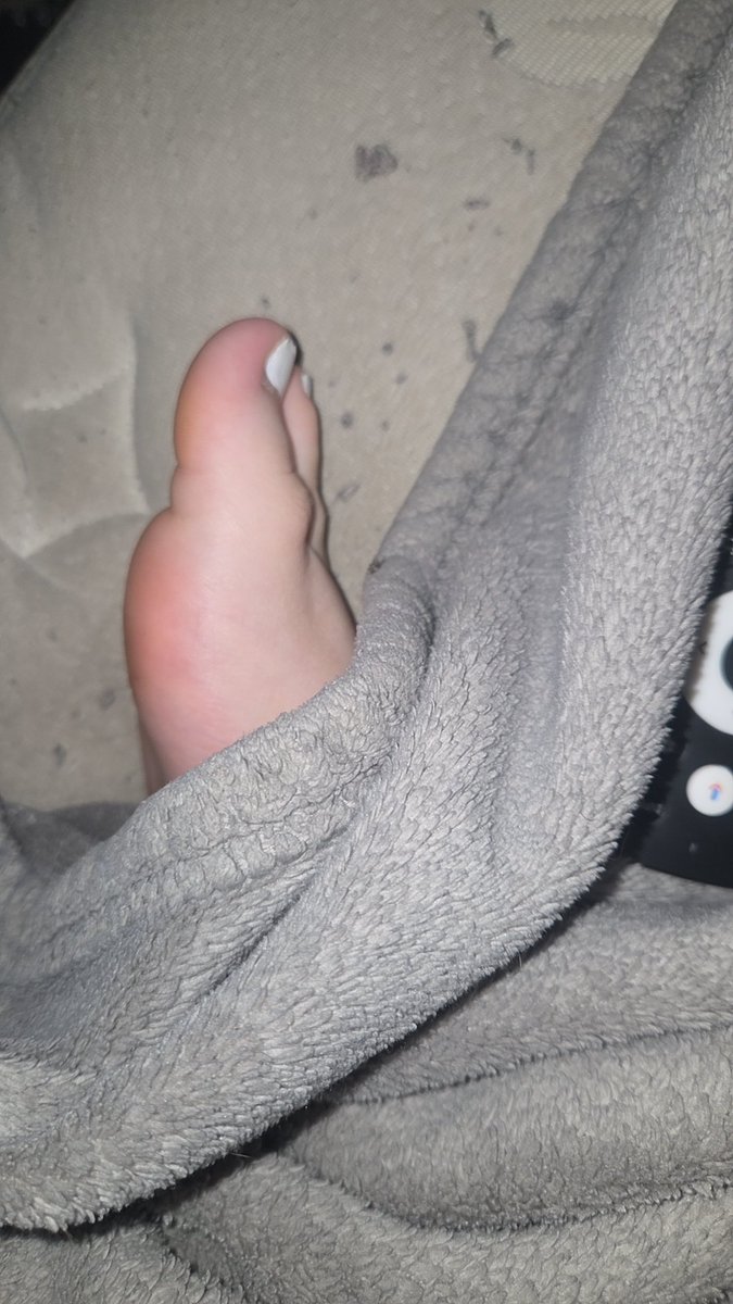 bisyours's tweet photo. toe lol

#nsfwtwt #feet #dmme #attentionwhore https://t.co/2vyALawS1W