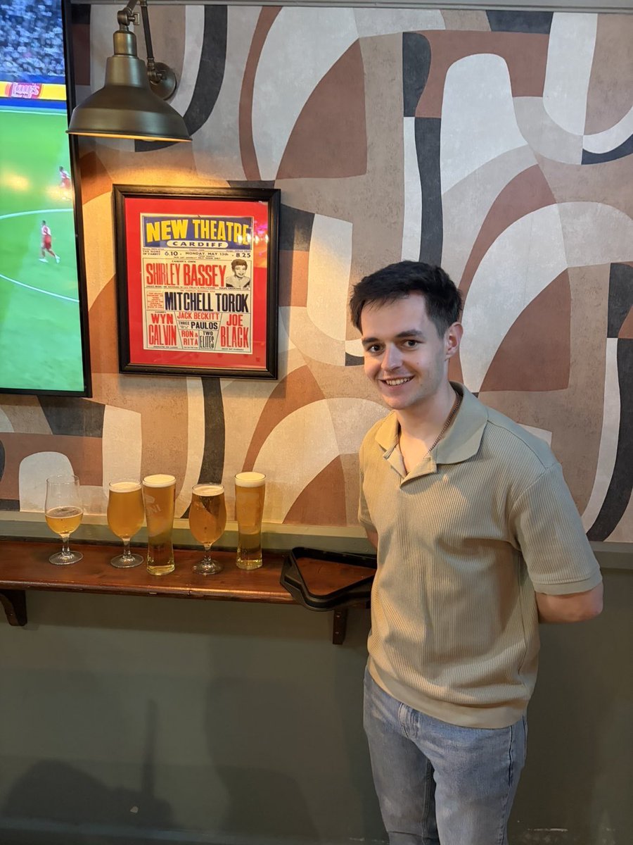 bbqorangefish's tweet image. Took this little guy out for his first pints last night. They grow up so quick! #pint #ParentingJoy