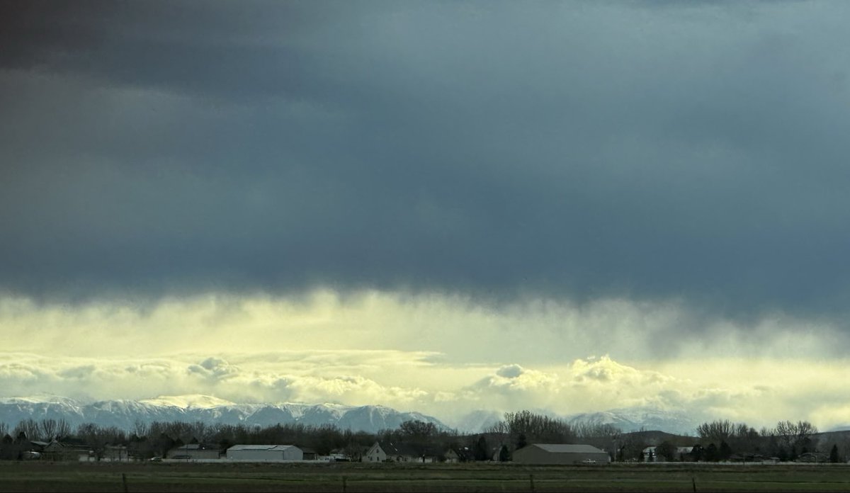 CollierBookBee's tweet photo. #Spring #storm  moving from #Beartooth #Mountains in #BigSkyCountry #Montana #weather #clouds #nature #rain  #snow #pretty #NaturePhotography #NatureBeautiful https://t.co/zNW7Tvk4aU