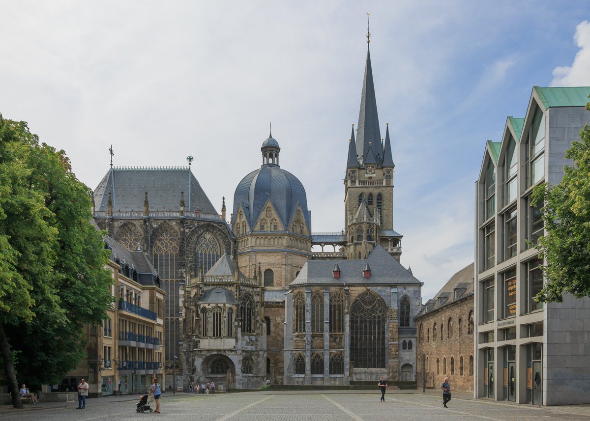 dutchbuildings's tweet image. The "Aachener Dom" in #Aachen 🇩🇪, also known as the Imperial Cathedral, is one of Europe's oldest cathedrals. Its core is the Carolingian Palatine Chapel, built c. 796-805 by Emperor Charlemagne as his royal chapel. Designed by Odo of Metz in an octagonal plan (domed octagon with