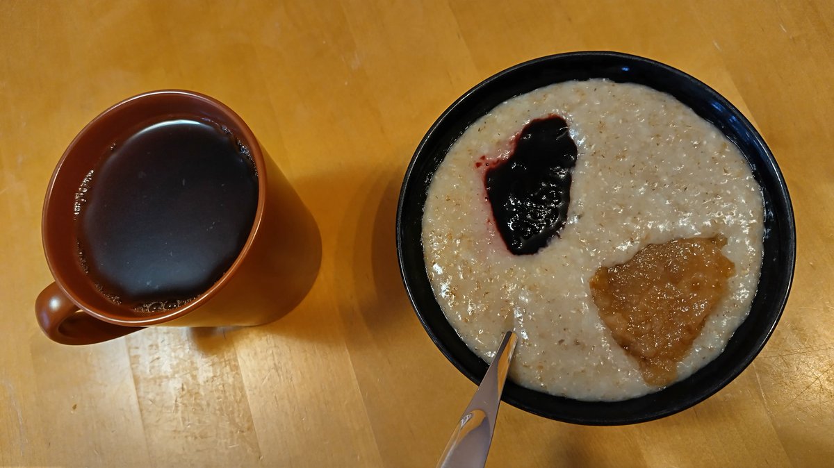 Pentti_JP's tweet photo. @pasi_tervasmaki Mulla on yleensä aamupuuro itse tehdyllä mustikka- ja omenahillolla vahvistettuna aloittamassa päivän.  Vatsa tykkää kuidusta https://t.co/KIWeYcOdlM
