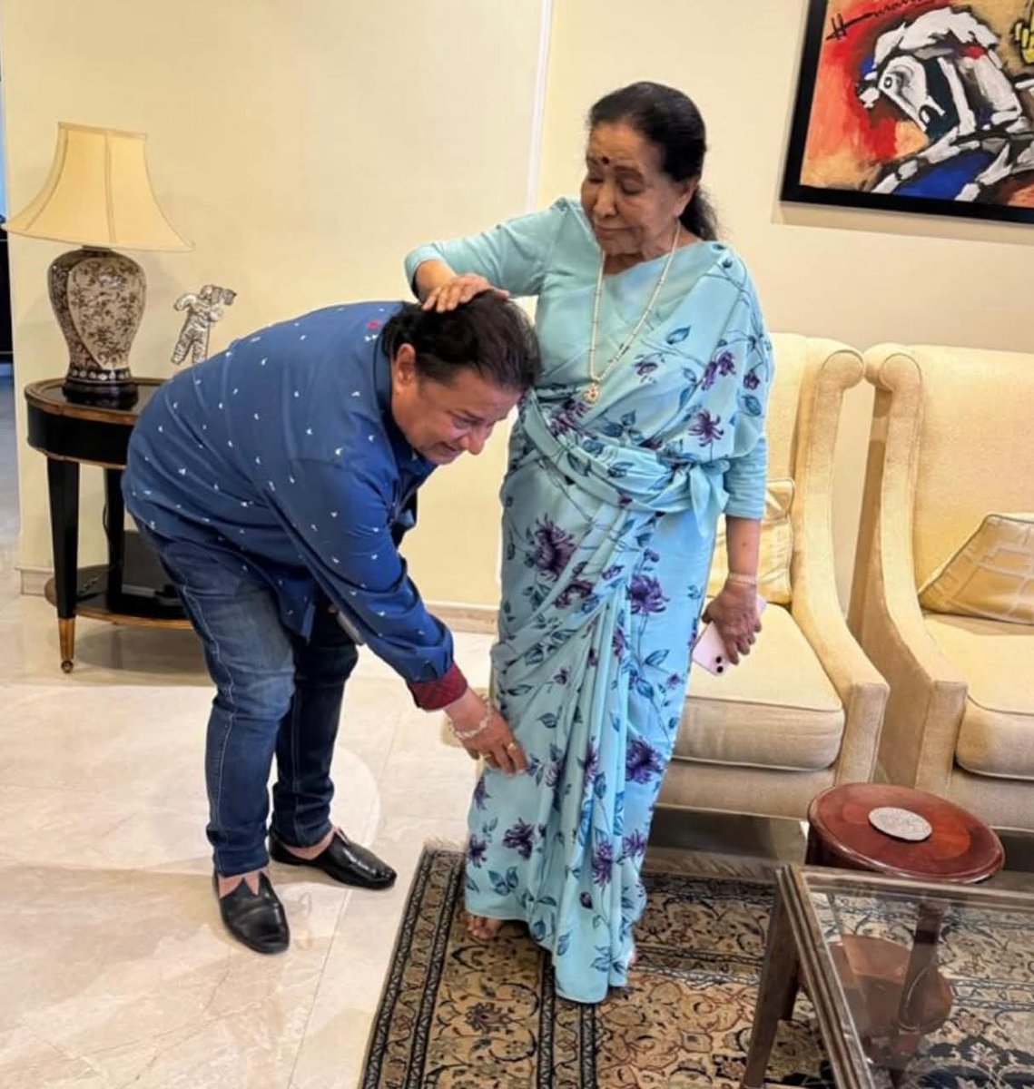 anupjalota's tweet image. The world of music feels empty today. 🕊️

Losing a legend like Asha Bhosle ji is a personal loss that words cannot describe. 

Rest in peace, Asha Ji. You will be missed deeply. 🙏🏻💔

#AshaBhosle #Legend #EndOfAnEra #AnupJalota #MusicIcon #RestInPeace