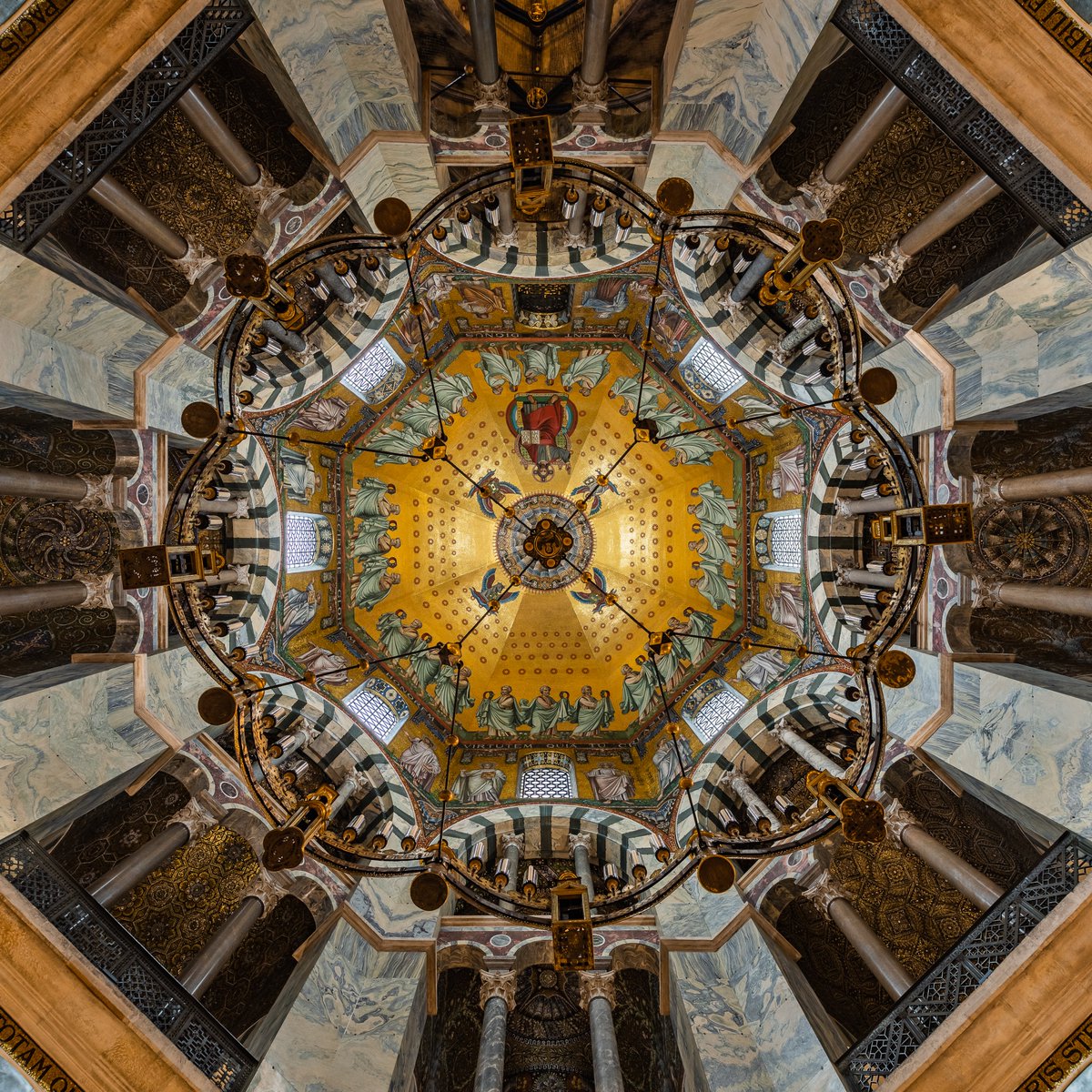 dutchbuildings's tweet image. The "Aachener Dom" in #Aachen 🇩🇪, also known as the Imperial Cathedral, is one of Europe's oldest cathedrals. Its core is the Carolingian Palatine Chapel, built c. 796-805 by Emperor Charlemagne as his royal chapel. Designed by Odo of Metz in an octagonal plan (domed octagon with