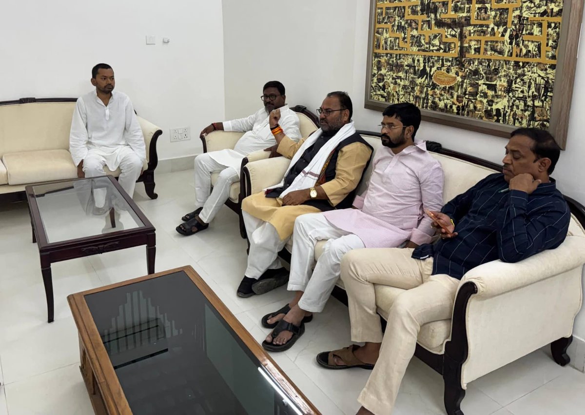 जद(यू) पिताजी की विचारधारा का वटवृक्ष है। 

जहां जनसेवा का वैचारिक प्रशिक्षण मिलता है। मैंने पार्टी से सक्रियता से जुड़ने के बाद पार्टी नेताओं और कार्यकर्ताओं से संवादों का सिलसिला जारी रखा है। कल भी पटना में कई जनप्रतिनिधियों और जमीनी कार्यकर्ताओं से सौजन्य मुलाकात हुई। संगठन से