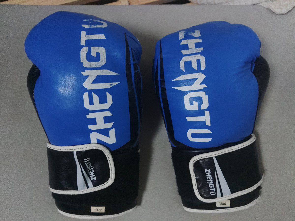 126SgewOq152255's tweet image. 綿が飛び出たのでジムから回収してきた１４ozグローブ。
今日はジムの８ozグローブで殴ったが普段の肩甲骨の張りに伴う練習後の呼吸の苦しさや顎関節症の痛みがなかった。
廣戸道場の廣戸聡一先生からも重いもので出力を出す練習はするなといわれているから次は６ozか８ozのグローブを買うか。