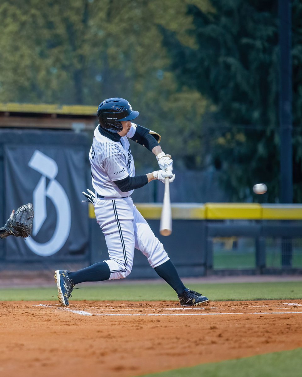 Draci_brno's tweet image. OPENING GAME ⚾️

Takashi Ogino’s first game in Draci colors. 🐉🖤
How do you like it? 👀

荻野貴司、ドラキ・ブルノでの初出場。🐉🖤
いかがですか？👀

#dracibrno #ogino #openingday #baseball #チェコ #野球