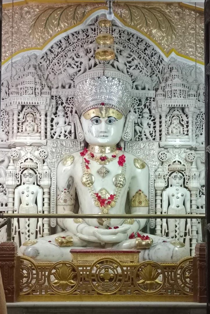 TanviSolanki_'s tweet photo. Jain Heritage 🫶🏻 
Do you know ❓😊 Two World famous, Magnificent and marvelous idols are made of one huge single Marble Stone 

Khambhat (Cambay) was a major center for crafting religious sculptures that were transported to various pilgrimage sites.
 The main idol of Sri Adinath Parmatma on Palitana’s Shatrunjaya Hill and a significant, historic idol in Khambhat (Cambay) were created from the same large rock. 

• The Legend:
A single block of white marble meant for the main idol at Palitana Temples is believed to have been split, forming two (or related) idols—one linked to Khambhat.

• The Idols:
Both are ancient depictions of Rishabhanatha (Shri Adinath Bhagwan), the principal deity of Palitana.

• Significance:
This reflects the deep historical, spiritual, and trade connection between Khambhat and Palitana, with many Khambhat idols consecrated during the era of Samprati and later.

• Architecture:
 Both sites are famed for intricate white marble work—Palitana with 863 temple structures, and Khambhat with 73 temples. ❤️
