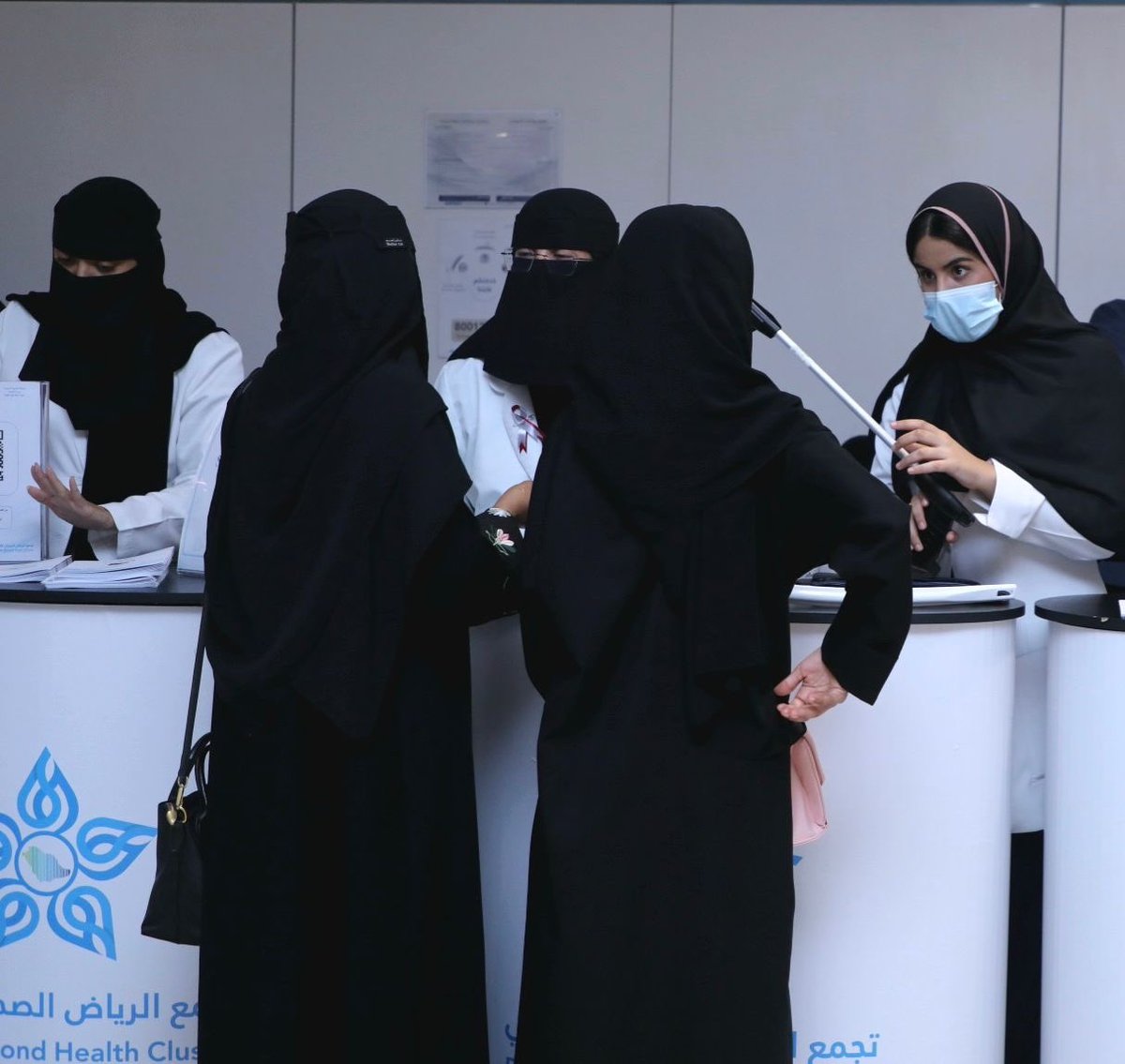 KFMC_RIYADH's tweet photo. مختصون يقدّمون التوعية حول شلل الرعاش لزوار ومنسوبي #مدينة_الملك_فهد_الطبية، للتعريف بأعراضه وتأثيره على جودة الحياة، وتعزيز أهمية الكشف المبكر والوقاية للحد من المضاعفات

#اليوم_العالمي_لشلل_الرعاش
#تجمع_الرياض_الصحي_الثاني https://t.co/B2iqUFIqd0