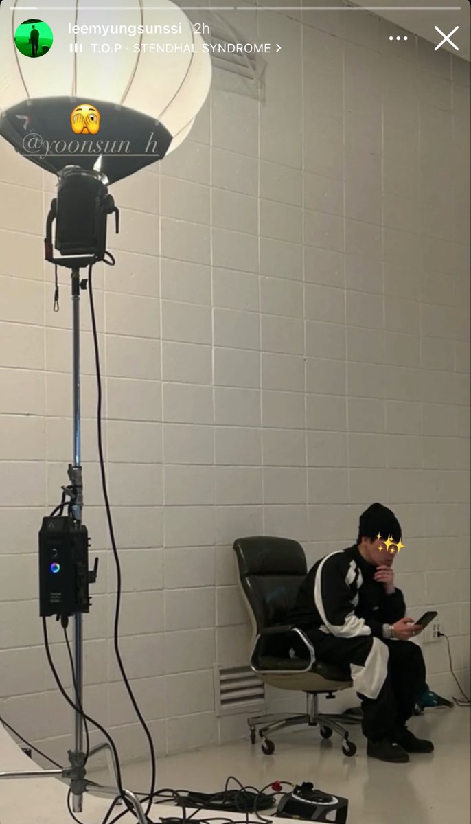 seungt0phyun's tweet image. T.O.P’s stylist posting a photo of him and then showing us jewellery full of eyes 👀

we’re soooo getting a new photoshoot 🙏🏻
#TOP #TTTOP #최승현 #탑 #AnotherDimension