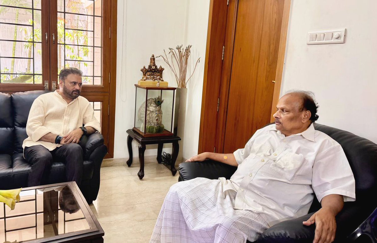 sanasathishbabu's tweet image. Met with Ex. Minister and TDP Politburo member Yanamala Ramakrishnudu Garu at his residence today. Enquired about his health following his recent treatment and wished him a speedy recovery.

@ncbn @naralokesh
@JaiTDP #TDP
#YanamalaRamakrishnudu
#Chandrababunaidu