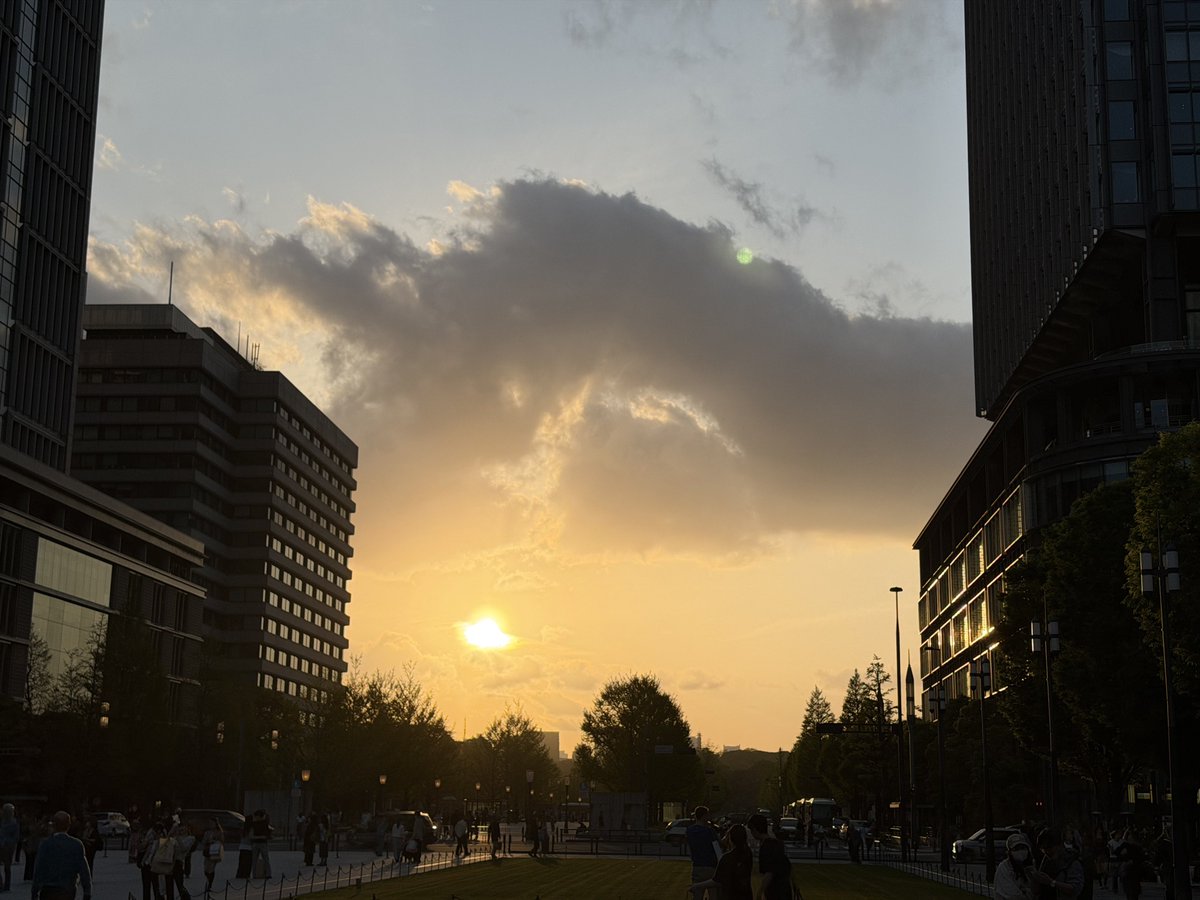 4月11日
昨日ほどは暑くもなく、厚手のロンT1枚がちょうどいいくらいの陽気(最高22℃)
週末がずっと天気いいのは久しぶりな気がします

東京では桜の季節は終わってしまったわけですが……
#イマソラ #東京駅 #夕景