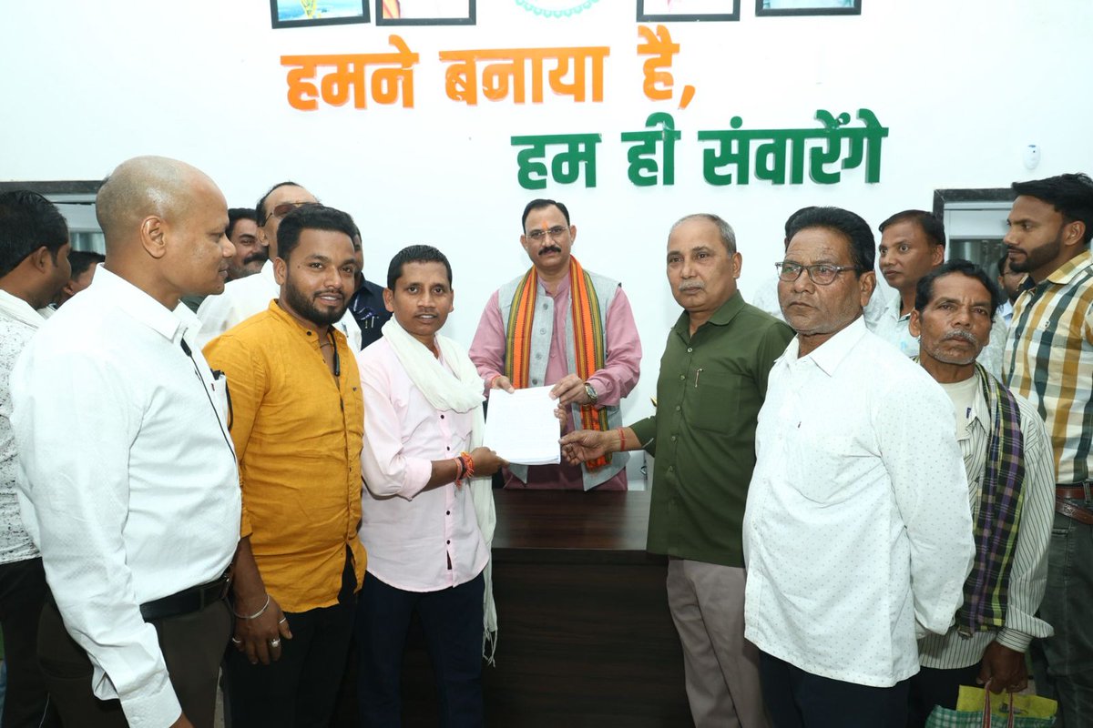 ShyamBihariBjp's tweet image. आज रतनपुर कार्यालय में जनदर्शन के कार्यक्रम में विभिन्न क्षेत्रों से पधारे जनता जनार्दन से भेंट कर उनकी समस्याओं से अवगत हुआ। 

इस दौरान उनकी समस्याओं को तत्काल संज्ञान में लेते हुए अधिकारियों को उचित समाधान हेतु दिशा- निर्देश दिए गए।

#ShyamBihariJaiswal
#BJP
#PublicService