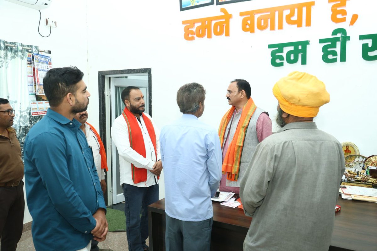 ShyamBihariBjp's tweet image. आज रतनपुर कार्यालय में जनदर्शन के कार्यक्रम में विभिन्न क्षेत्रों से पधारे जनता जनार्दन से भेंट कर उनकी समस्याओं से अवगत हुआ। 

इस दौरान उनकी समस्याओं को तत्काल संज्ञान में लेते हुए अधिकारियों को उचित समाधान हेतु दिशा- निर्देश दिए गए।

#ShyamBihariJaiswal
#BJP
#PublicService