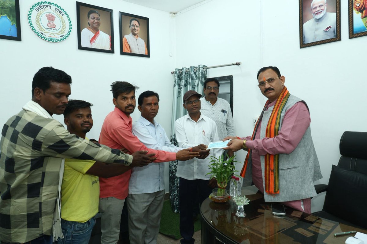 ShyamBihariBjp's tweet image. आज रतनपुर कार्यालय में जनदर्शन के कार्यक्रम में विभिन्न क्षेत्रों से पधारे जनता जनार्दन से भेंट कर उनकी समस्याओं से अवगत हुआ। 

इस दौरान उनकी समस्याओं को तत्काल संज्ञान में लेते हुए अधिकारियों को उचित समाधान हेतु दिशा- निर्देश दिए गए।

#ShyamBihariJaiswal
#BJP
#PublicService