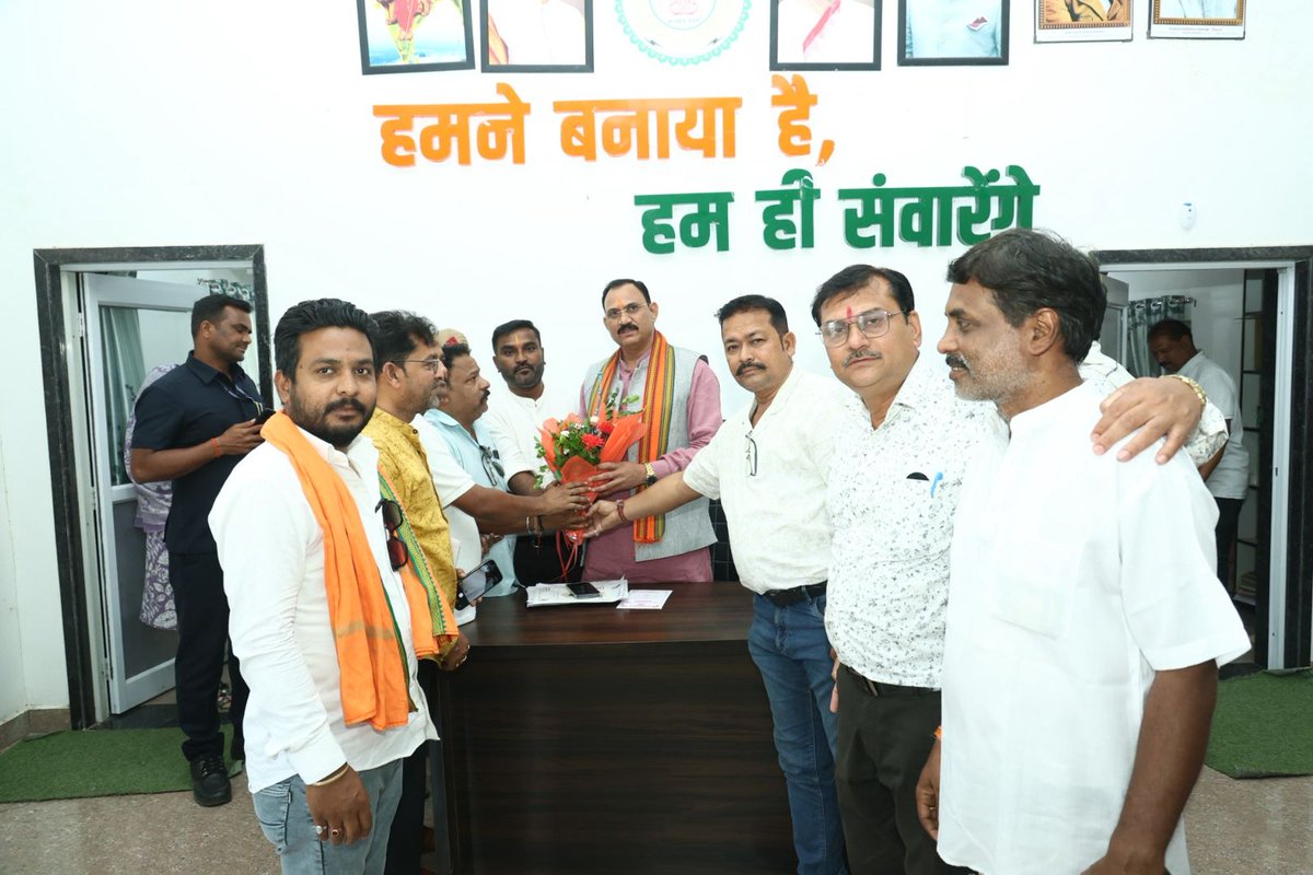 ShyamBihariBjp's tweet image. आज रतनपुर कार्यालय में जनदर्शन के कार्यक्रम में विभिन्न क्षेत्रों से पधारे जनता जनार्दन से भेंट कर उनकी समस्याओं से अवगत हुआ। 

इस दौरान उनकी समस्याओं को तत्काल संज्ञान में लेते हुए अधिकारियों को उचित समाधान हेतु दिशा- निर्देश दिए गए।

#ShyamBihariJaiswal
#BJP
#PublicService