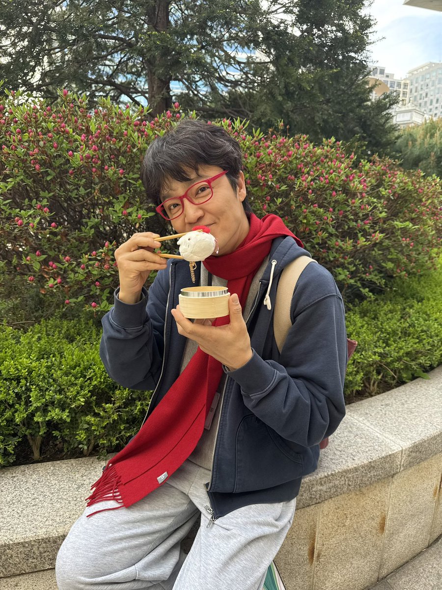 sideulcollector's tweet photo. 내 늙은 안경만두 조한철 

(키티만두먹기 https://t.co/zEd7NNpGEc